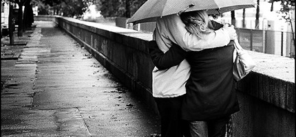 casal na chuva
